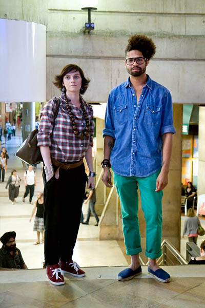 street style homme espadrilles , pantalon vert , chemise jean