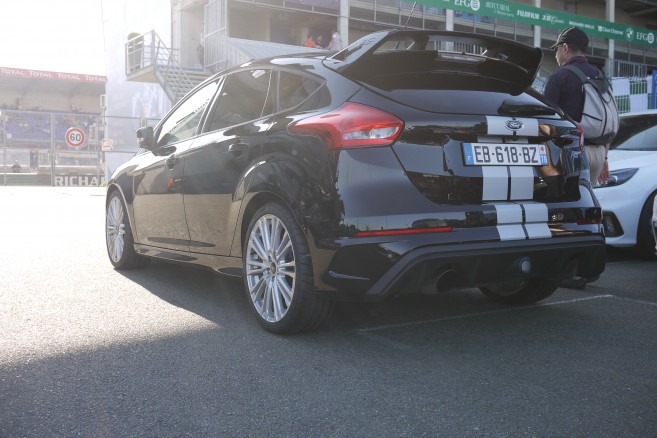 Une Focus RS. Forte de 350 chevaux, elle est la plus adaptée au tracé du Mans avec ses 4 roues motrices.